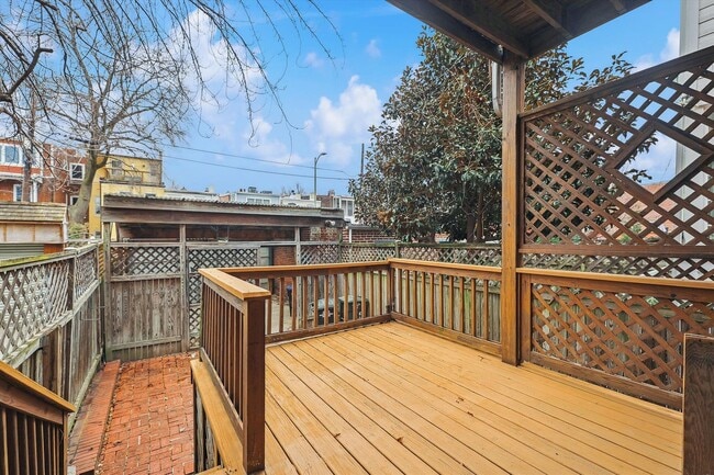 Building Photo - Newly Renovated: 4 Bed 2 Bath on 5th Stree...