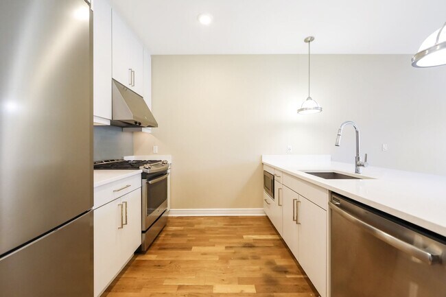 Building Photo - 1/Bedroom at Edgewater's top waterfront location.