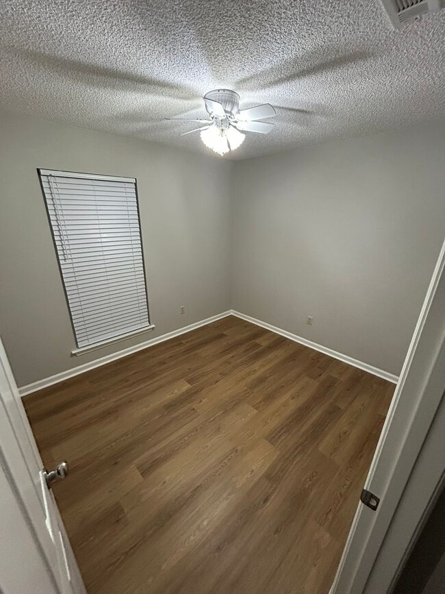 Building Photo - Newly Renovated 3 bedroom/ 2 bathroom in d...