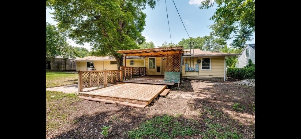 Building Photo - 702 W Brockett St