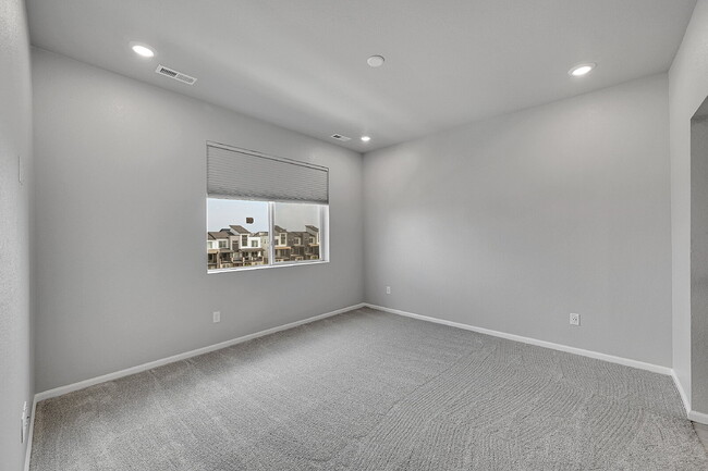 Building Photo - $3,195, 3 bed, 3.1 bath, located in Broomf...