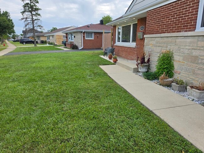 Building Photo - 9104 Oleander Ave