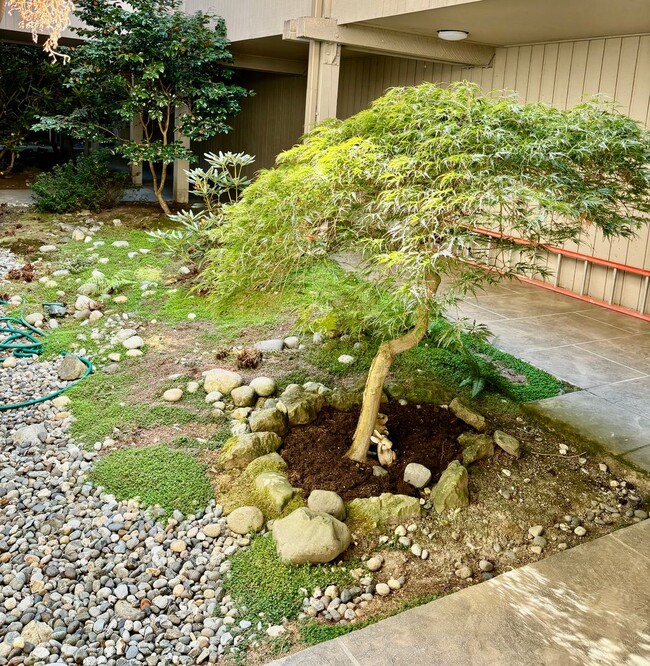 Building Photo - 2 Bed / 2 Bath updated Mercer Island condo...