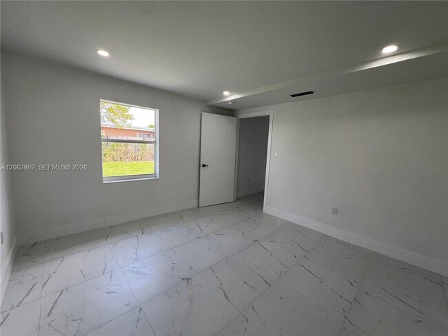 Building Photo - 705 E 20th St