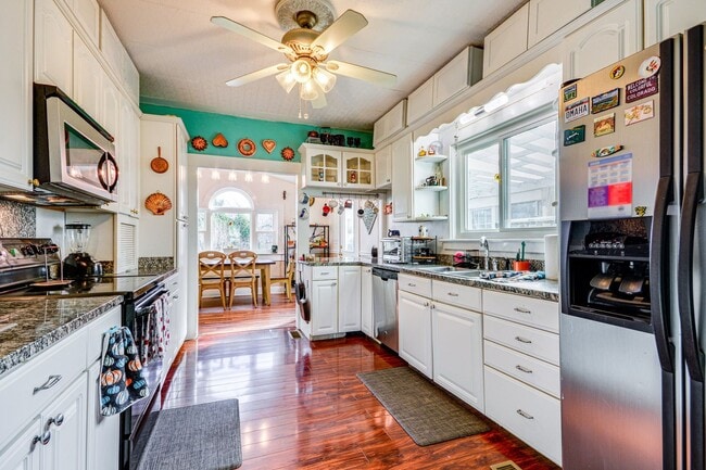 Building Photo - 4 Bed • 2 Bath Furnished Home – Utilities Included