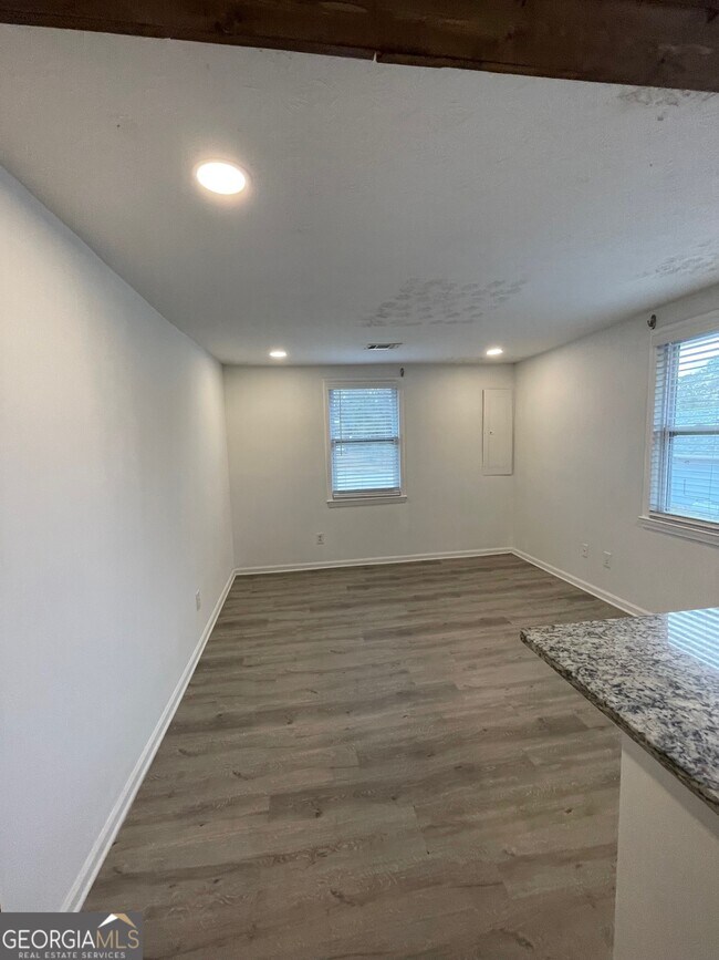 Building Photo - 405 N Park St