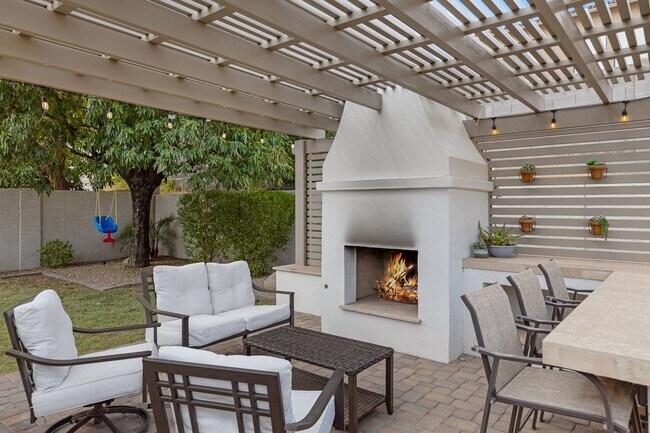 Building Photo - 4 Bedroom/2 Bathroom Remodeled home with S...