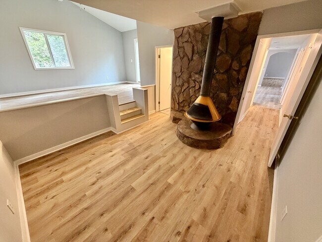 Building Photo - 6108 Deerfield Ct