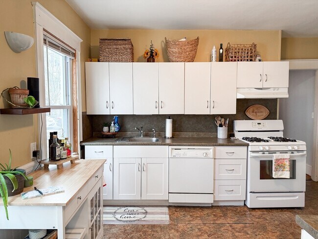 Building Photo - 10 Hunnewell Ave