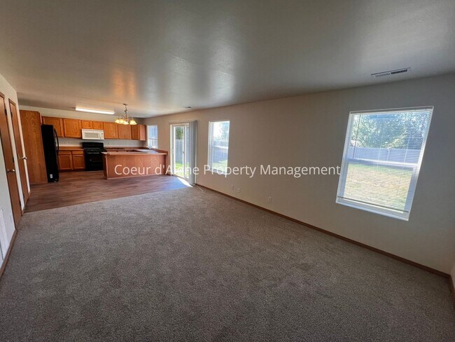 Building Photo - 4 bed house in Hawk's Nest!