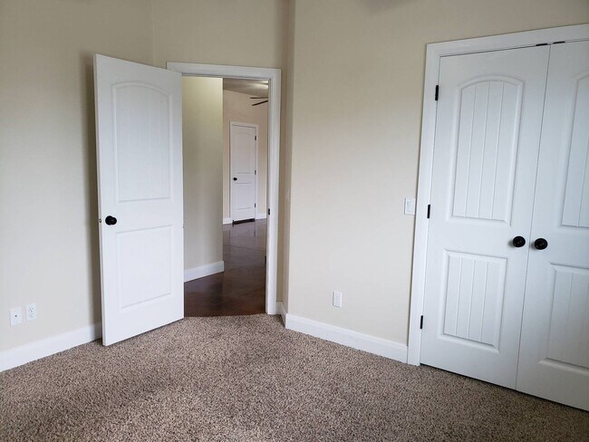 Building Photo - 1385 Clinton Way