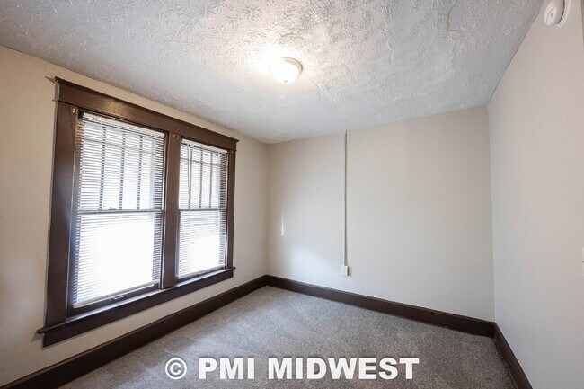 Building Photo - "Charming 3-Bed Duplex Retreat in Indianapolis – Spacious 1,318 Sq Ft with Modern Amenities!"
