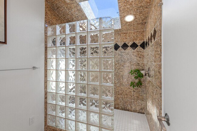 Building Photo - Beautifully Remodeled Execute Home - Parti...