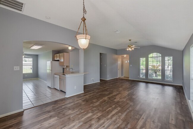 Building Photo - 855 Lake View Dr