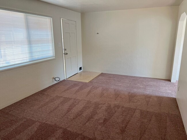 Building Photo - CHARMING 1bd/1ba DUPLEX TUCKED AWAY OFFTHE...