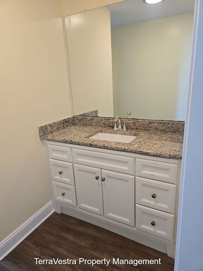 Building Photo - Now Showing for 2026-2027 school year 6/1 move in 10 Bedroom 4.5 Bath College rental
