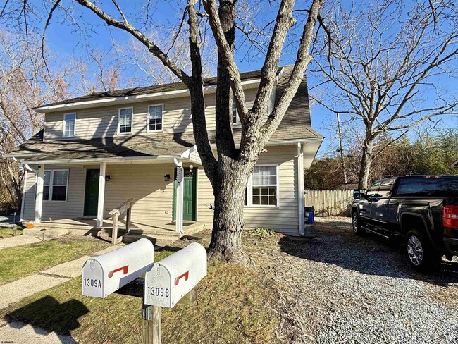 Building Photo - 1309 Matthews Ave