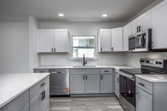 Building Photo - Spacious 4BR/2BA Home in Gainesville’s Heart