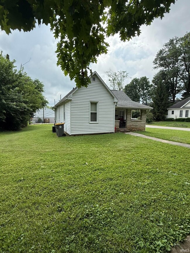 Building Photo - 1102 N Woodburn Ave