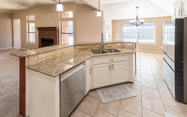 Building Photo - 808 Canyon Dr