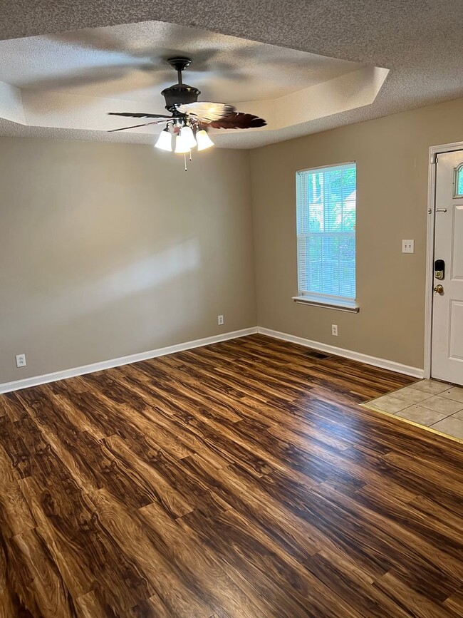 Building Photo - 3 Bed Home Rent Ready