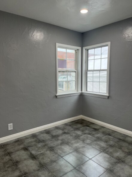 Building Photo - 652 School Ave