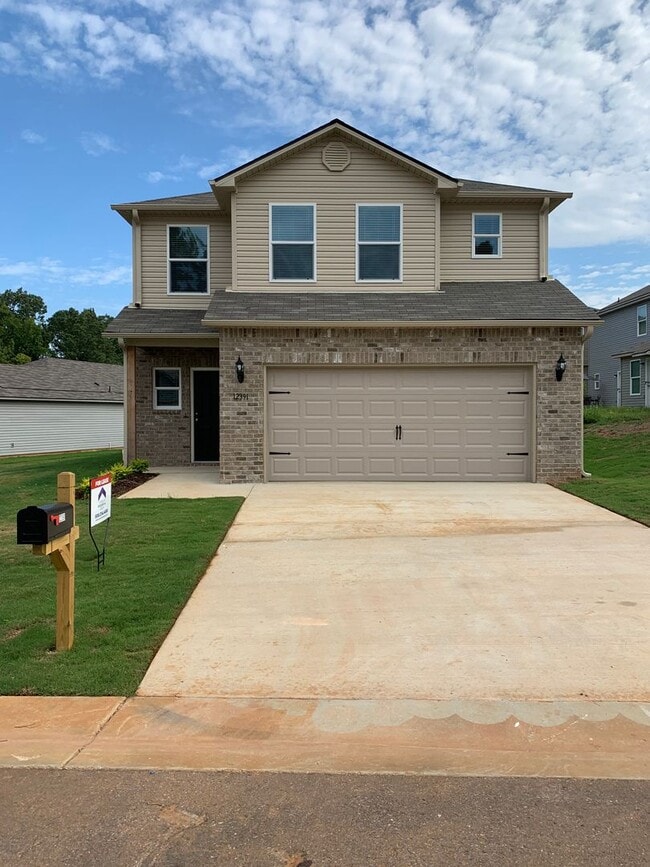Building Photo - Move-In Ready! Spacious 3-Bedroom, 2-Bath Home in Waterbury — Apply Today to Secure Yours!