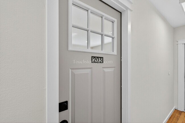 Building Photo - 4938 SE Foster Rd