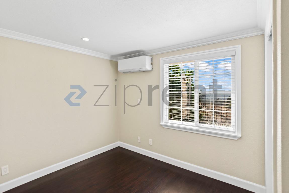 Building Photo - Unit A