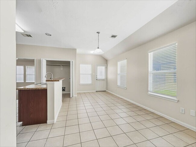 Building Photo - 5907 Deep S Dr