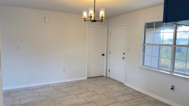 Building Photo - 1239 Glen Haven Dr