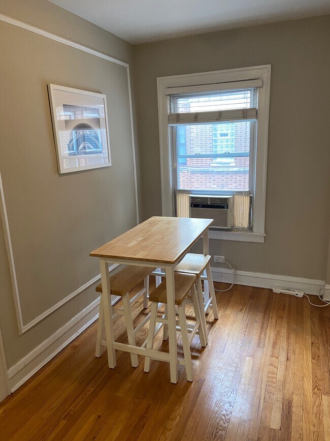 Building Photo - 2326 N Lincoln Park W