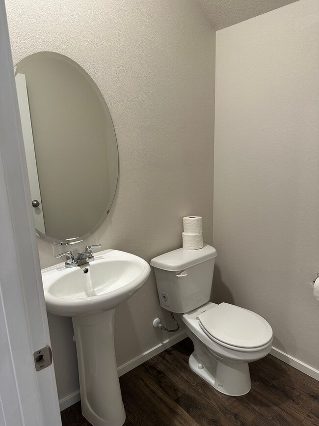 Building Photo - Newer 4 bedroom 2.5 bathroom house!