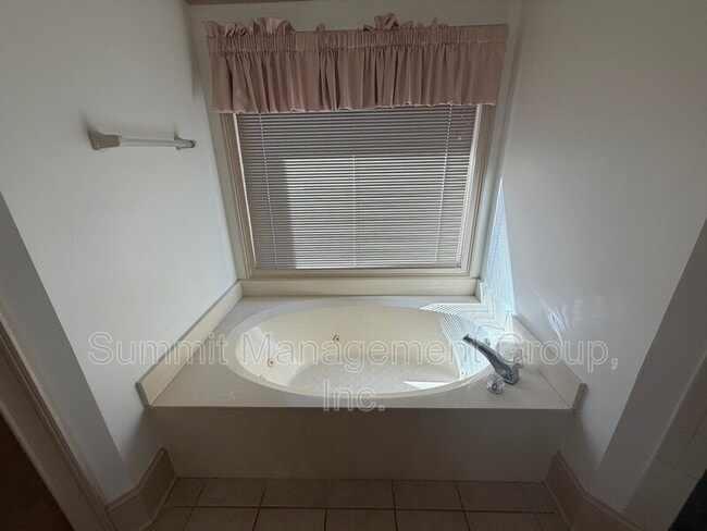 Building Photo - 2405 Twin Creek Ct SW