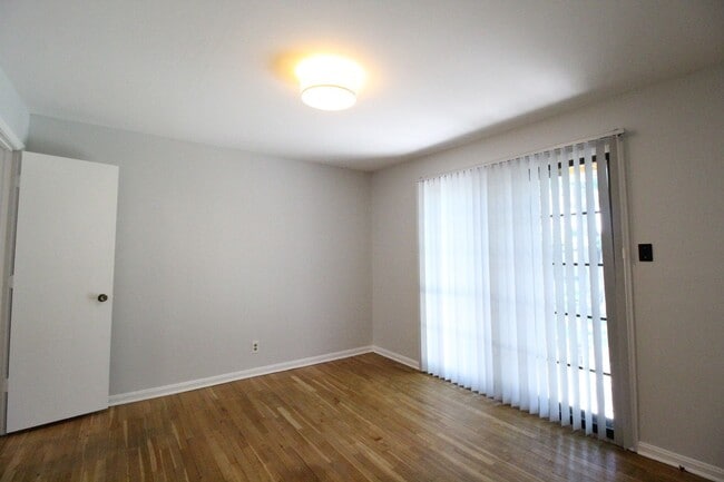 Building Photo - December FREE On This Updated 2 Bedroom 1 Bath Home in Roeland Park