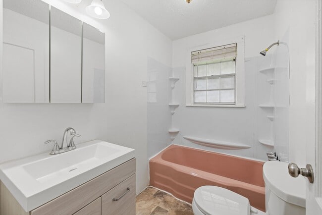 Building Photo - Charming 3 Bedroom, 2 Bathroom house