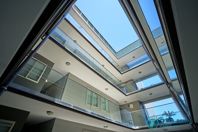 Building Photo - Polk Gulch: Modern 4th Floor Condo w/ in-unit W/D, Garage Parking & Shared Roof Deck