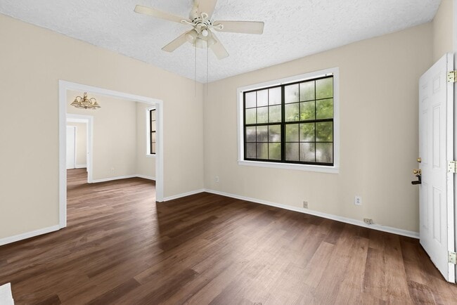Building Photo - Charming 4 Bedroom, 2 Bathroom house