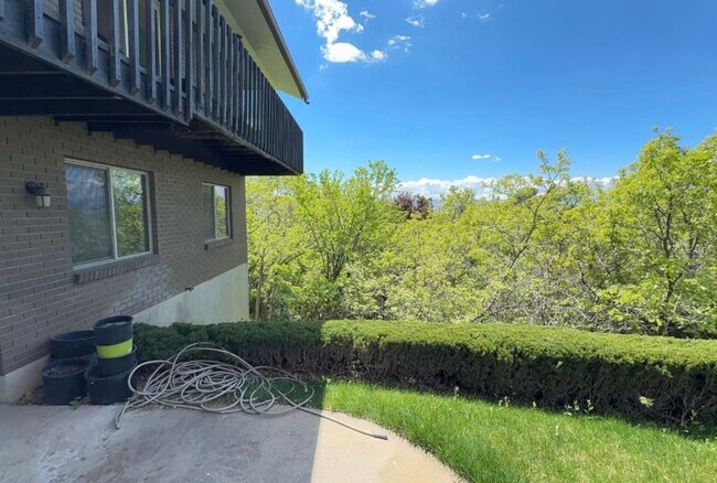 Building Photo - Large home with spectacular Salt Lake City views