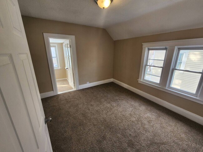 Building Photo - Charming 4-Bedroom Property in Prime Location