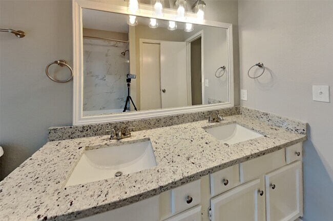 Building Photo - 1031 Cascade Creek Dr