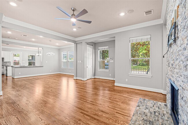 Building Photo - 112 White Dr