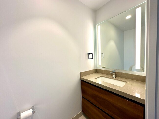 Building Photo - 1Bd/1.5Ba Bellevue Condo