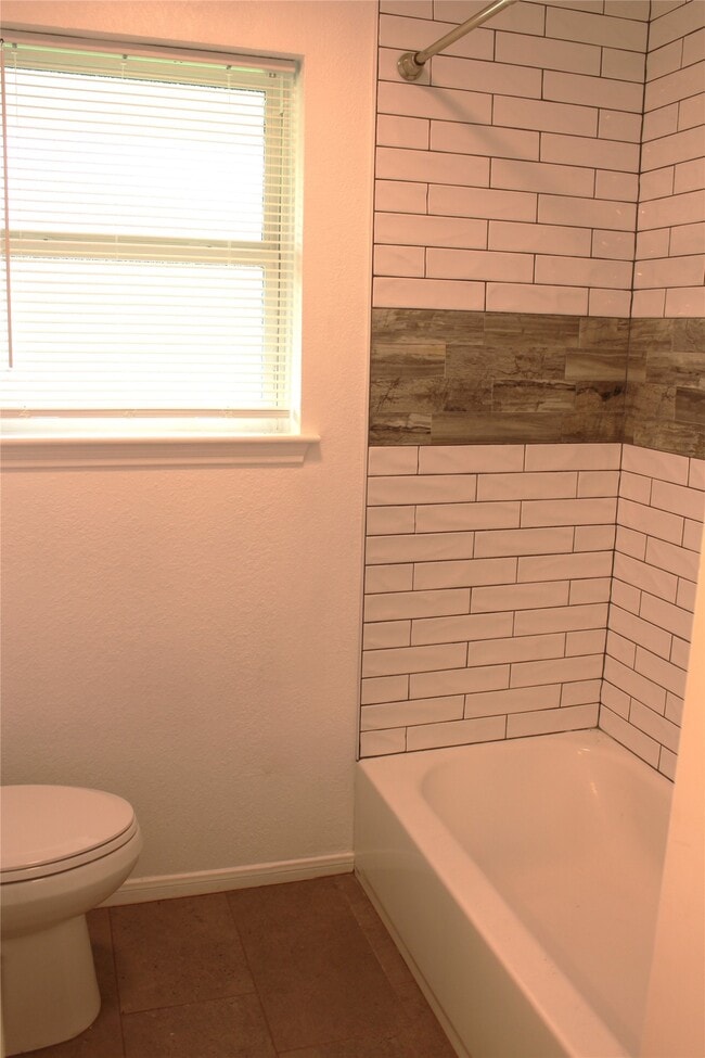 Building Photo - 1802 Sleepy Creek Way