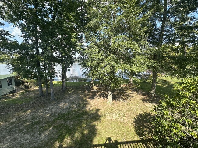 Building Photo - 157 Lakeview Dr S