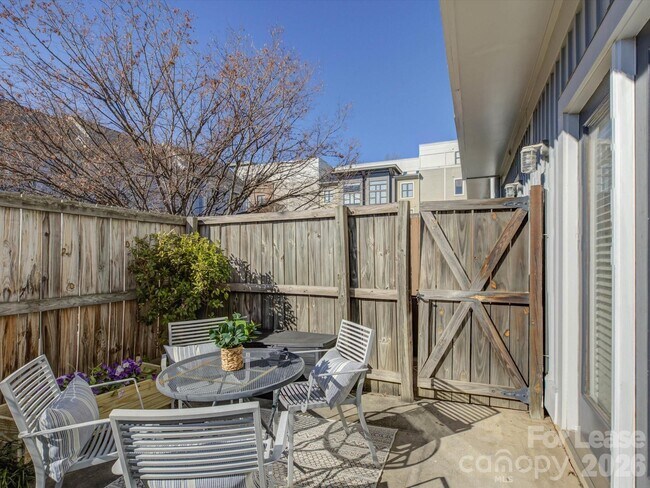 Building Photo - 636 Garden District Dr