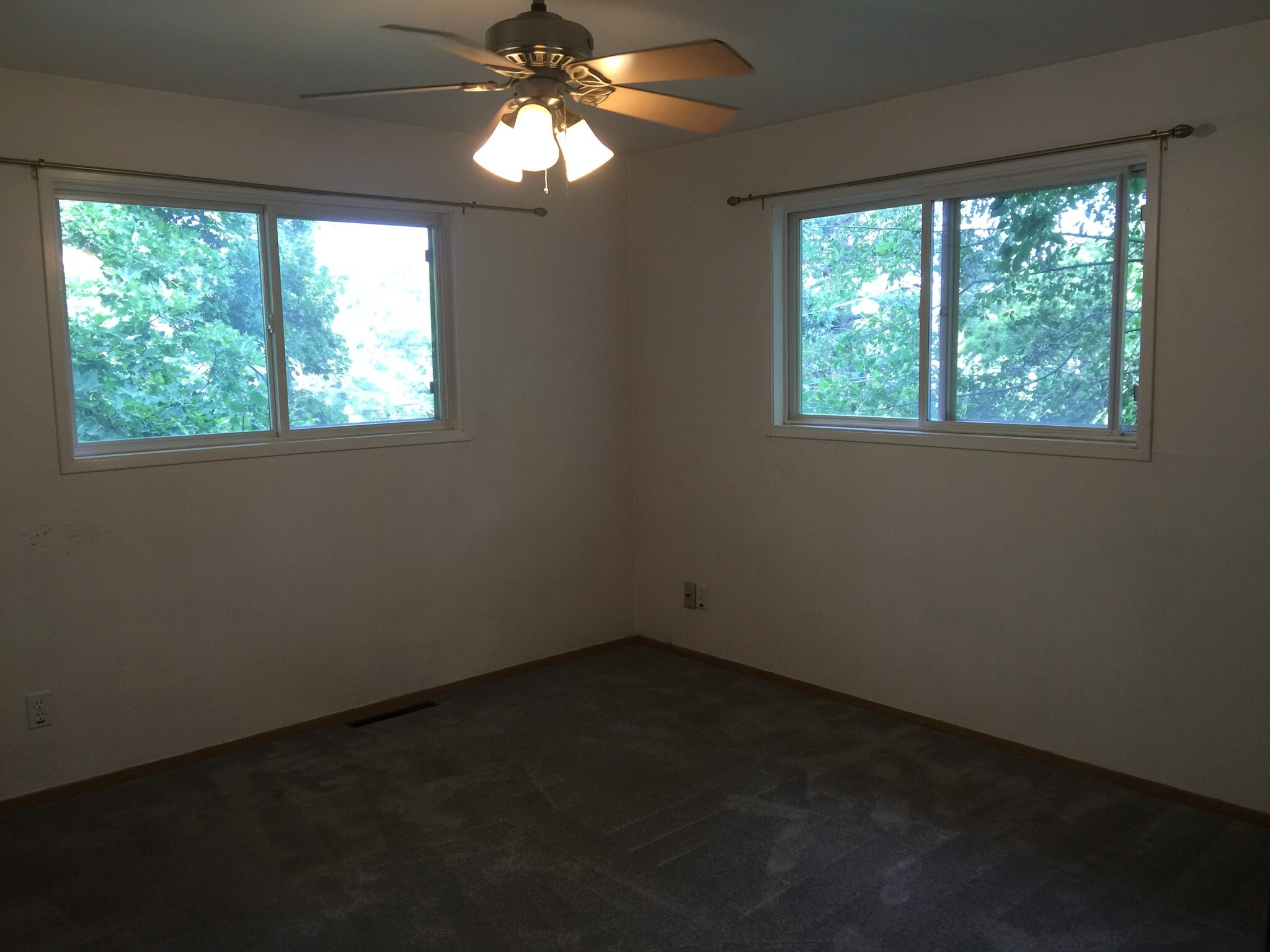 Building Photo - 215 NW Webb St