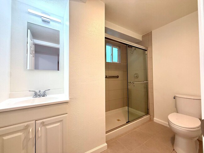 Building Photo - N Claremont