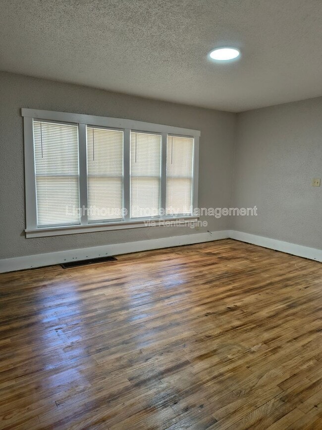 Building Photo - 3040 Temple St