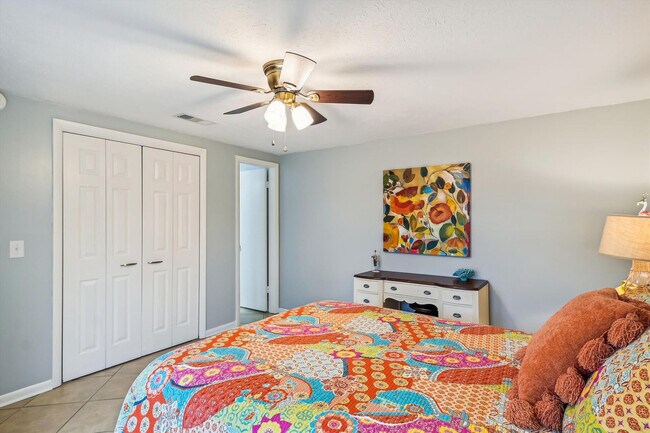 Building Photo - 5710 Sunset Ave